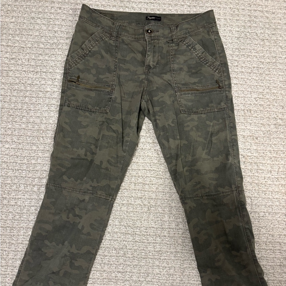 Supplies brand clam digger length camouflage size 6 shorts